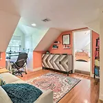 Cape Cod Cottage With Furnished Deck Walk To Beach!