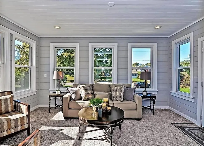 Charming Cottage Historic Falmouth Cape Cod Near Beach And Downtown 2Br 1Bath Deck