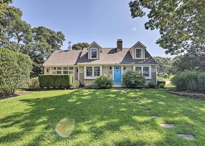 Cape Cod Cottage With Furnished Deck Walk To Beach!
