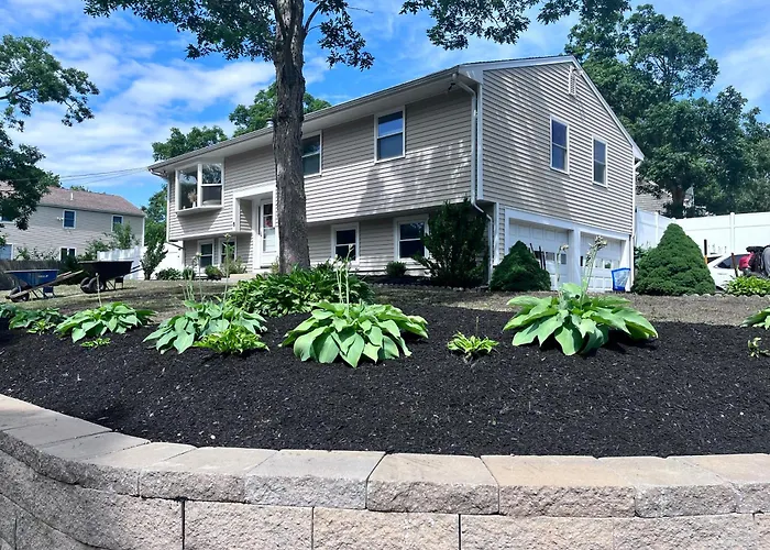 4 Bedroom Cape Getaway, 5 Min Drive To Beach, Pool Table, Grill, Backyard