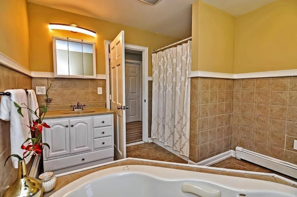 Charming Historic Cape Cod Near Beach And Downtown 2br 1bath Deck * Falmouth
