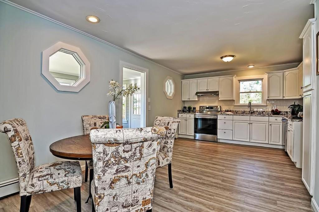 Holiday home Charming Historic Cape Cod Near Beach And Downtown 2br 1bath Deck