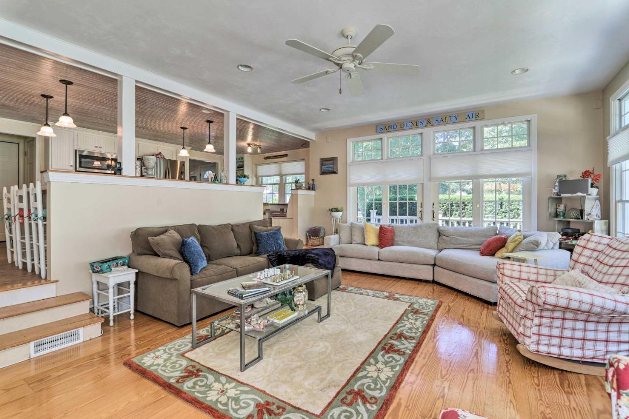 Cape Cod With Furnished Deck Walk To Beach!