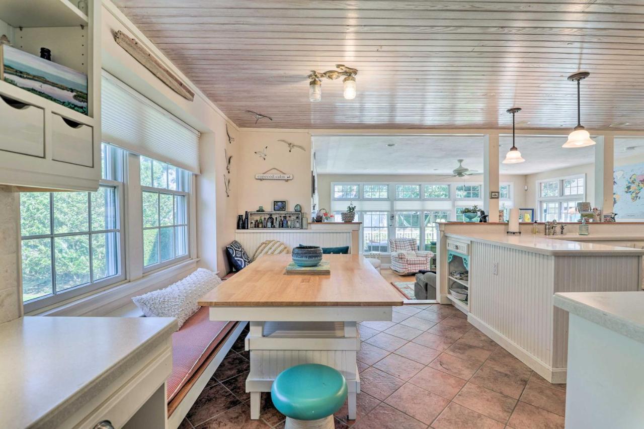 Cape Cod With Furnished Deck Walk To Beach!