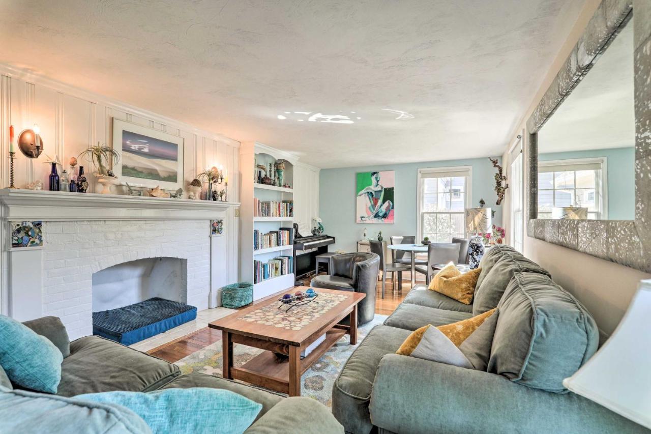 Cape Cod With Furnished Deck Walk To Beach! Casa de férias Falmouth