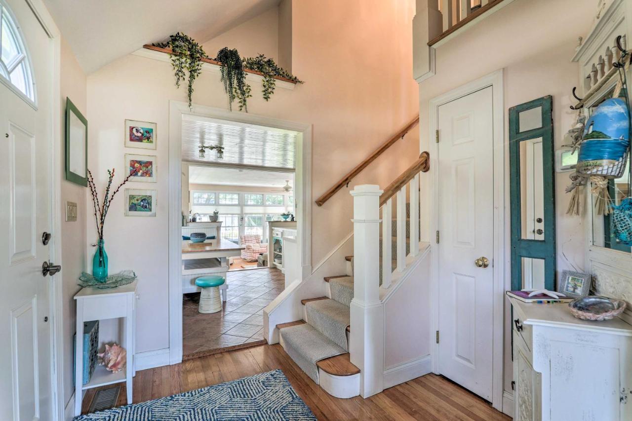 Cape Cod With Furnished Deck Walk To Beach!