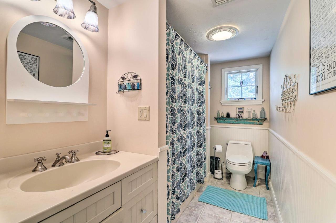 Cape Cod With Furnished Deck Walk To Beach! Casa de férias Falmouth