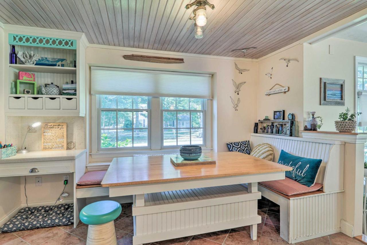 Cape Cod With Furnished Deck Walk To Beach! Falmouth