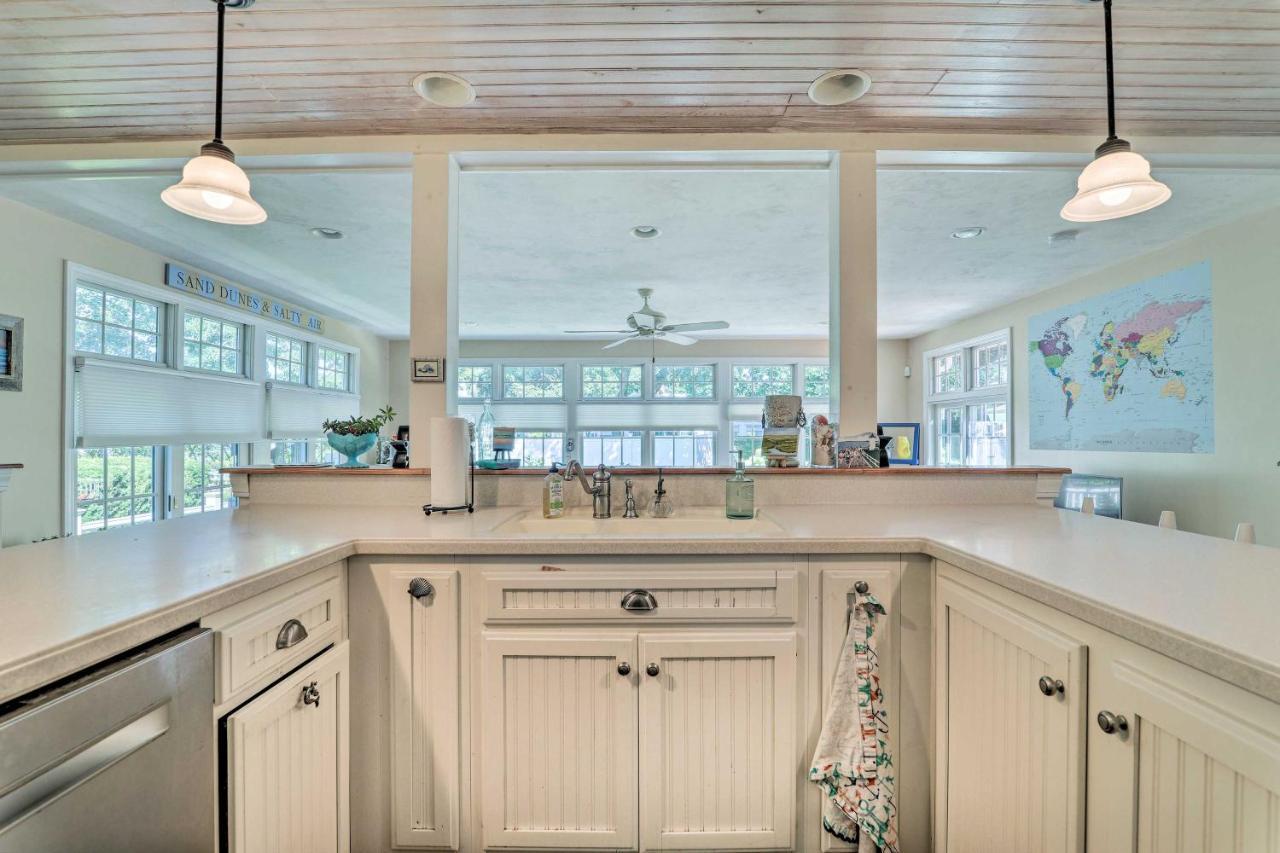 Cape Cod With Furnished Deck Walk To Beach! Casa de férias *
