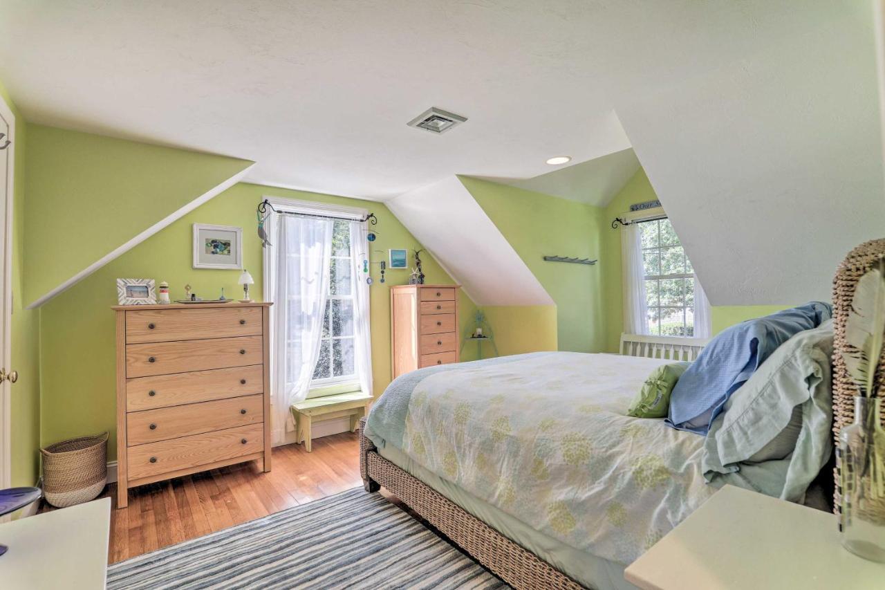 Cape Cod With Furnished Deck Walk To Beach! *