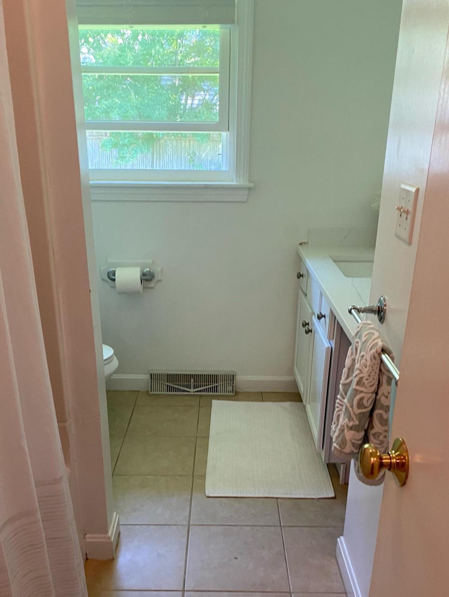 4 Bedroom Cape Getaway, 5 Min Drive To Beach, Pool Table, Grill, Backyard Falmouth
