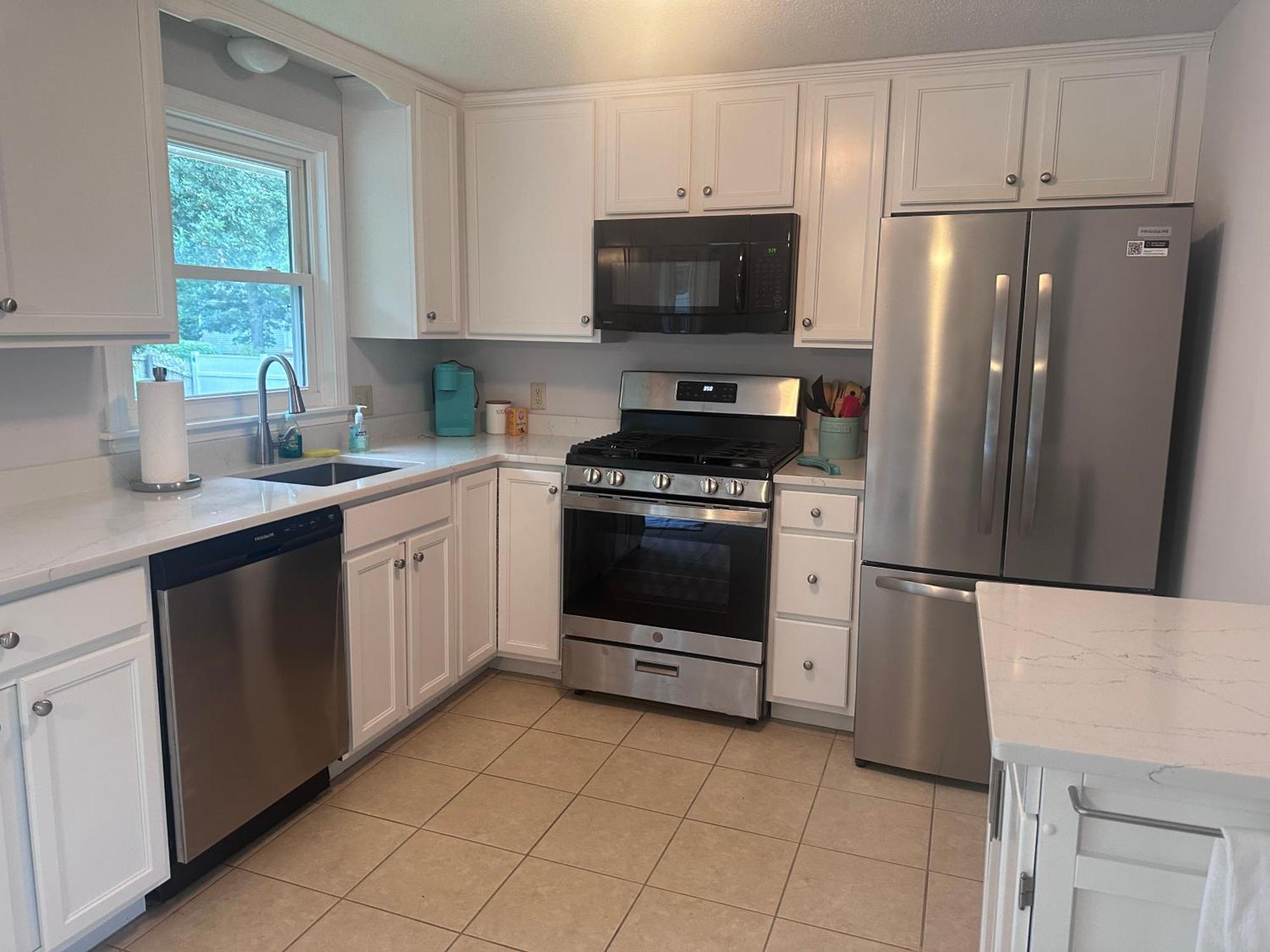 4 Bedroom Cape Getaway, 5 Min Drive To Beach, Pool Table, Grill, Backyard